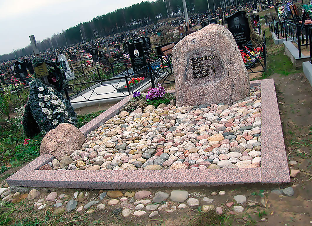 Сколько камней положить на могилу: традиции и советы